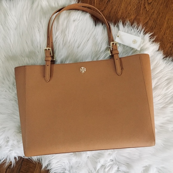 Tory Burch Handbags - Tory Burch Emerson tote bag